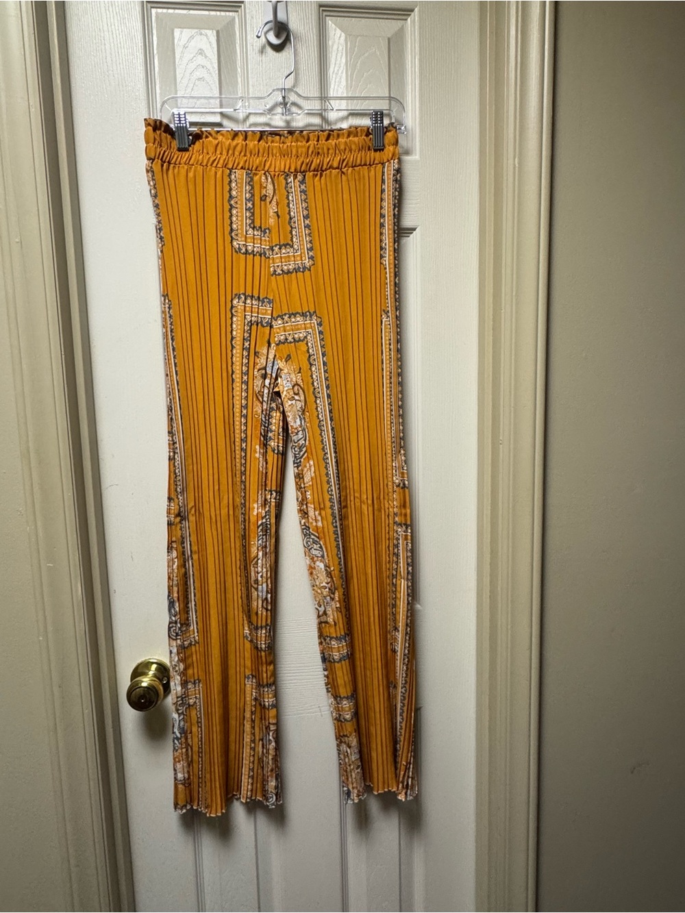 Women’s SHEIN Mustard Yellow Printed Pleated Pants size L